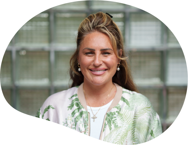 A photograph of Che-Rose, a peer mentor volunteer at Better Lives. She has long hair and is smiling straight at the camera.